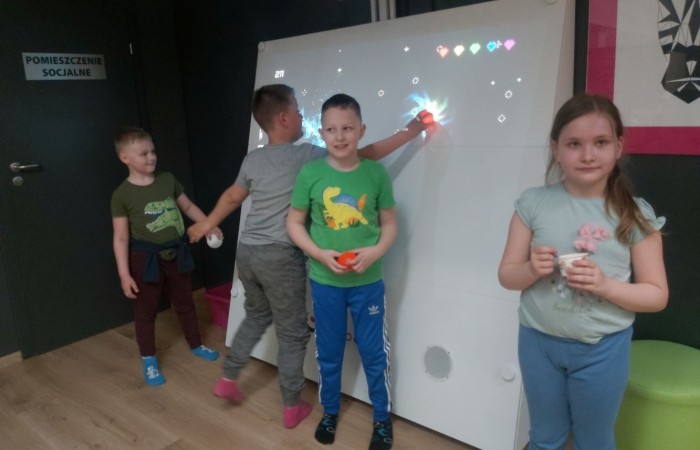 W dniu 22 kwietnia kasa I B wyjechała na długo wyczekiwaną wycieczkę do Elbląga.

Wizytę zapoczątkowała zabawa w „Parku Piekarczyka”, gdzie dzieci mogły się wyszaleć, zapominając o szkolnej codzienności. Zabawom nie było końca. Po dwóch intensywnie spędzonych godzinach, gdy już wszyscy zgłodnieli, udaliśmy się do położonej nieopodal pizzerii „AMORE MIO”. Uczniowie wcieli się w szefów kuchni, poznając kolejne etapy przygotowania najbardziej znanej włoskiej potrawy. Własnoręcznie wykonane pizze smakowały rewelacyjnie. Wszyscy byli dumni ze swoich kulinarnych „dzieł”.

Najedzeni zwiedziliśmy elbląską starówkę, poznając jej zabytki architektoniczne. Największe  wrażenie wywarła górująca na wszystkimi budynkami  katedra św. Mikołaja.
Zmęczeni ale zadowoleni wróciliśmy do szkoły.