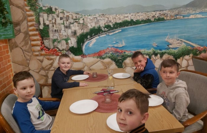 W dniu 22 kwietnia kasa I B wyjechała na długo wyczekiwaną wycieczkę do Elbląga.

Wizytę zapoczątkowała zabawa w „Parku Piekarczyka”, gdzie dzieci mogły się wyszaleć, zapominając o szkolnej codzienności. Zabawom nie było końca. Po dwóch intensywnie spędzonych godzinach, gdy już wszyscy zgłodnieli, udaliśmy się do położonej nieopodal pizzerii „AMORE MIO”. Uczniowie wcieli się w szefów kuchni, poznając kolejne etapy przygotowania najbardziej znanej włoskiej potrawy. Własnoręcznie wykonane pizze smakowały rewelacyjnie. Wszyscy byli dumni ze swoich kulinarnych „dzieł”.

Najedzeni zwiedziliśmy elbląską starówkę, poznając jej zabytki architektoniczne. Największe  wrażenie wywarła górująca na wszystkimi budynkami  katedra św. Mikołaja.
Zmęczeni ale zadowoleni wróciliśmy do szkoły.