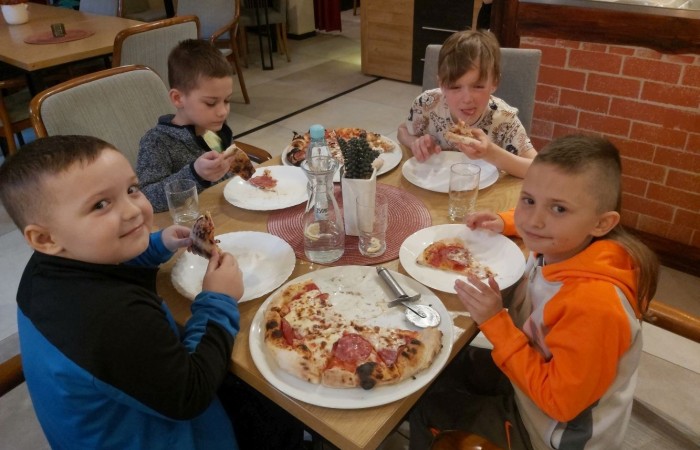 W dniu 22 kwietnia kasa I B wyjechała na długo wyczekiwaną wycieczkę do Elbląga.

Wizytę zapoczątkowała zabawa w „Parku Piekarczyka”, gdzie dzieci mogły się wyszaleć, zapominając o szkolnej codzienności. Zabawom nie było końca. Po dwóch intensywnie spędzonych godzinach, gdy już wszyscy zgłodnieli, udaliśmy się do położonej nieopodal pizzerii „AMORE MIO”. Uczniowie wcieli się w szefów kuchni, poznając kolejne etapy przygotowania najbardziej znanej włoskiej potrawy. Własnoręcznie wykonane pizze smakowały rewelacyjnie. Wszyscy byli dumni ze swoich kulinarnych „dzieł”.

Najedzeni zwiedziliśmy elbląską starówkę, poznając jej zabytki architektoniczne. Największe  wrażenie wywarła górująca na wszystkimi budynkami  katedra św. Mikołaja.
Zmęczeni ale zadowoleni wróciliśmy do szkoły.