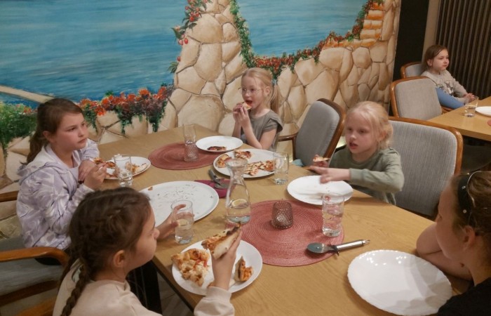 W dniu 22 kwietnia kasa I B wyjechała na długo wyczekiwaną wycieczkę do Elbląga.

Wizytę zapoczątkowała zabawa w „Parku Piekarczyka”, gdzie dzieci mogły się wyszaleć, zapominając o szkolnej codzienności. Zabawom nie było końca. Po dwóch intensywnie spędzonych godzinach, gdy już wszyscy zgłodnieli, udaliśmy się do położonej nieopodal pizzerii „AMORE MIO”. Uczniowie wcieli się w szefów kuchni, poznając kolejne etapy przygotowania najbardziej znanej włoskiej potrawy. Własnoręcznie wykonane pizze smakowały rewelacyjnie. Wszyscy byli dumni ze swoich kulinarnych „dzieł”.

Najedzeni zwiedziliśmy elbląską starówkę, poznając jej zabytki architektoniczne. Największe  wrażenie wywarła górująca na wszystkimi budynkami  katedra św. Mikołaja.
Zmęczeni ale zadowoleni wróciliśmy do szkoły.