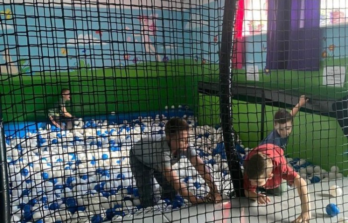 W dniu 22 kwietnia kasa I B wyjechała na długo wyczekiwaną wycieczkę do Elbląga.

Wizytę zapoczątkowała zabawa w „Parku Piekarczyka”, gdzie dzieci mogły się wyszaleć, zapominając o szkolnej codzienności. Zabawom nie było końca. Po dwóch intensywnie spędzonych godzinach, gdy już wszyscy zgłodnieli, udaliśmy się do położonej nieopodal pizzerii „AMORE MIO”. Uczniowie wcieli się w szefów kuchni, poznając kolejne etapy przygotowania najbardziej znanej włoskiej potrawy. Własnoręcznie wykonane pizze smakowały rewelacyjnie. Wszyscy byli dumni ze swoich kulinarnych „dzieł”.

Najedzeni zwiedziliśmy elbląską starówkę, poznając jej zabytki architektoniczne. Największe  wrażenie wywarła górująca na wszystkimi budynkami  katedra św. Mikołaja.
Zmęczeni ale zadowoleni wróciliśmy do szkoły.