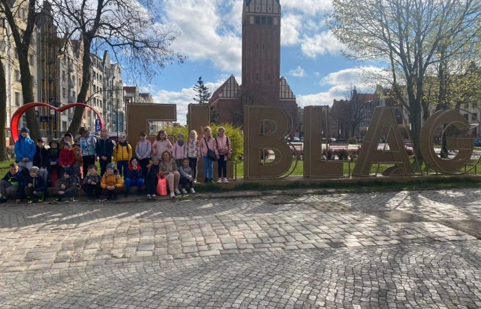 W dniu 22 kwietnia kasa I B wyjechała na długo wyczekiwaną wycieczkę do Elbląga.

Wizytę zapoczątkowała zabawa w „Parku Piekarczyka”, gdzie dzieci mogły się wyszaleć, zapominając o szkolnej codzienności. Zabawom nie było końca. Po dwóch intensywnie spędzonych godzinach, gdy już wszyscy zgłodnieli, udaliśmy się do położonej nieopodal pizzerii „AMORE MIO”. Uczniowie wcieli się w szefów kuchni, poznając kolejne etapy przygotowania najbardziej znanej włoskiej potrawy. Własnoręcznie wykonane pizze smakowały rewelacyjnie. Wszyscy byli dumni ze swoich kulinarnych „dzieł”.

Najedzeni zwiedziliśmy elbląską starówkę, poznając jej zabytki architektoniczne. Największe  wrażenie wywarła górująca na wszystkimi budynkami  katedra św. Mikołaja.
Zmęczeni ale zadowoleni wróciliśmy do szkoły.