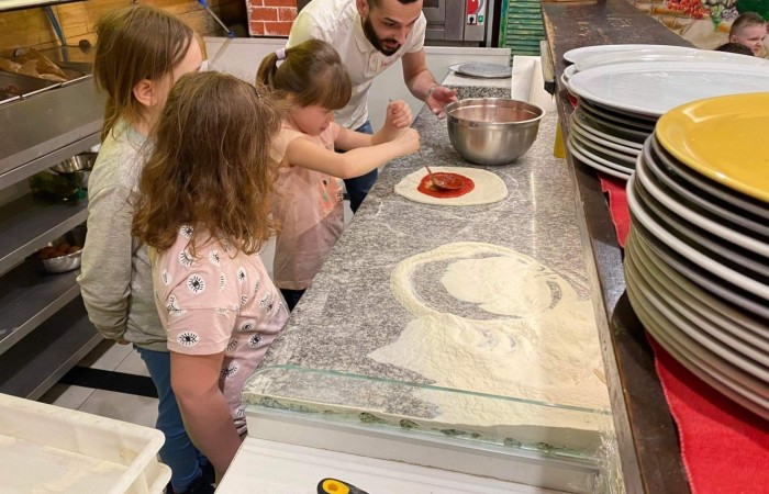 W dniu 22 kwietnia kasa I B wyjechała na długo wyczekiwaną wycieczkę do Elbląga.

Wizytę zapoczątkowała zabawa w „Parku Piekarczyka”, gdzie dzieci mogły się wyszaleć, zapominając o szkolnej codzienności. Zabawom nie było końca. Po dwóch intensywnie spędzonych godzinach, gdy już wszyscy zgłodnieli, udaliśmy się do położonej nieopodal pizzerii „AMORE MIO”. Uczniowie wcieli się w szefów kuchni, poznając kolejne etapy przygotowania najbardziej znanej włoskiej potrawy. Własnoręcznie wykonane pizze smakowały rewelacyjnie. Wszyscy byli dumni ze swoich kulinarnych „dzieł”.

Najedzeni zwiedziliśmy elbląską starówkę, poznając jej zabytki architektoniczne. Największe  wrażenie wywarła górująca na wszystkimi budynkami  katedra św. Mikołaja.
Zmęczeni ale zadowoleni wróciliśmy do szkoły.