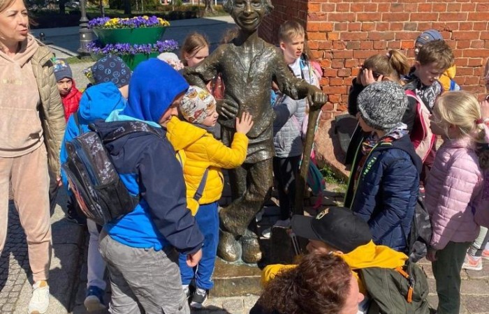 W dniu 22 kwietnia kasa I B wyjechała na długo wyczekiwaną wycieczkę do Elbląga.

Wizytę zapoczątkowała zabawa w „Parku Piekarczyka”, gdzie dzieci mogły się wyszaleć, zapominając o szkolnej codzienności. Zabawom nie było końca. Po dwóch intensywnie spędzonych godzinach, gdy już wszyscy zgłodnieli, udaliśmy się do położonej nieopodal pizzerii „AMORE MIO”. Uczniowie wcieli się w szefów kuchni, poznając kolejne etapy przygotowania najbardziej znanej włoskiej potrawy. Własnoręcznie wykonane pizze smakowały rewelacyjnie. Wszyscy byli dumni ze swoich kulinarnych „dzieł”.

Najedzeni zwiedziliśmy elbląską starówkę, poznając jej zabytki architektoniczne. Największe  wrażenie wywarła górująca na wszystkimi budynkami  katedra św. Mikołaja.
Zmęczeni ale zadowoleni wróciliśmy do szkoły.