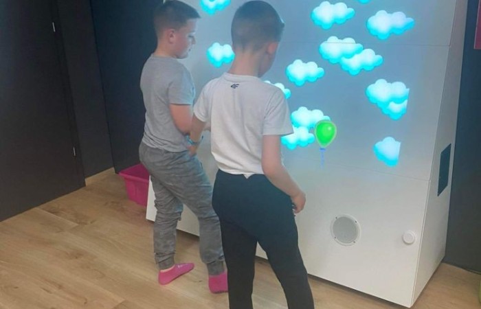 W dniu 22 kwietnia kasa I B wyjechała na długo wyczekiwaną wycieczkę do Elbląga.

Wizytę zapoczątkowała zabawa w „Parku Piekarczyka”, gdzie dzieci mogły się wyszaleć, zapominając o szkolnej codzienności. Zabawom nie było końca. Po dwóch intensywnie spędzonych godzinach, gdy już wszyscy zgłodnieli, udaliśmy się do położonej nieopodal pizzerii „AMORE MIO”. Uczniowie wcieli się w szefów kuchni, poznając kolejne etapy przygotowania najbardziej znanej włoskiej potrawy. Własnoręcznie wykonane pizze smakowały rewelacyjnie. Wszyscy byli dumni ze swoich kulinarnych „dzieł”.

Najedzeni zwiedziliśmy elbląską starówkę, poznając jej zabytki architektoniczne. Największe  wrażenie wywarła górująca na wszystkimi budynkami  katedra św. Mikołaja.
Zmęczeni ale zadowoleni wróciliśmy do szkoły.