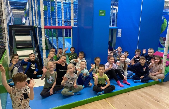 W dniu 22 kwietnia kasa I B wyjechała na długo wyczekiwaną wycieczkę do Elbląga.

Wizytę zapoczątkowała zabawa w „Parku Piekarczyka”, gdzie dzieci mogły się wyszaleć, zapominając o szkolnej codzienności. Zabawom nie było końca. Po dwóch intensywnie spędzonych godzinach, gdy już wszyscy zgłodnieli, udaliśmy się do położonej nieopodal pizzerii „AMORE MIO”. Uczniowie wcieli się w szefów kuchni, poznając kolejne etapy przygotowania najbardziej znanej włoskiej potrawy. Własnoręcznie wykonane pizze smakowały rewelacyjnie. Wszyscy byli dumni ze swoich kulinarnych „dzieł”.

Najedzeni zwiedziliśmy elbląską starówkę, poznając jej zabytki architektoniczne. Największe  wrażenie wywarła górująca na wszystkimi budynkami  katedra św. Mikołaja.
Zmęczeni ale zadowoleni wróciliśmy do szkoły.