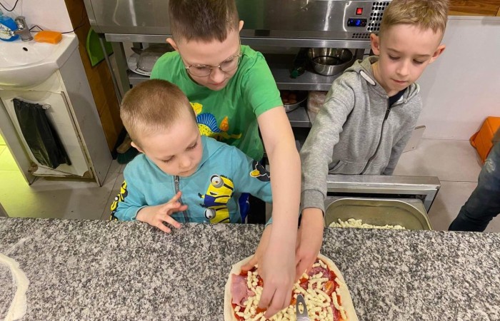 W dniu 22 kwietnia kasa I B wyjechała na długo wyczekiwaną wycieczkę do Elbląga.

Wizytę zapoczątkowała zabawa w „Parku Piekarczyka”, gdzie dzieci mogły się wyszaleć, zapominając o szkolnej codzienności. Zabawom nie było końca. Po dwóch intensywnie spędzonych godzinach, gdy już wszyscy zgłodnieli, udaliśmy się do położonej nieopodal pizzerii „AMORE MIO”. Uczniowie wcieli się w szefów kuchni, poznając kolejne etapy przygotowania najbardziej znanej włoskiej potrawy. Własnoręcznie wykonane pizze smakowały rewelacyjnie. Wszyscy byli dumni ze swoich kulinarnych „dzieł”.

Najedzeni zwiedziliśmy elbląską starówkę, poznając jej zabytki architektoniczne. Największe  wrażenie wywarła górująca na wszystkimi budynkami  katedra św. Mikołaja.
Zmęczeni ale zadowoleni wróciliśmy do szkoły.