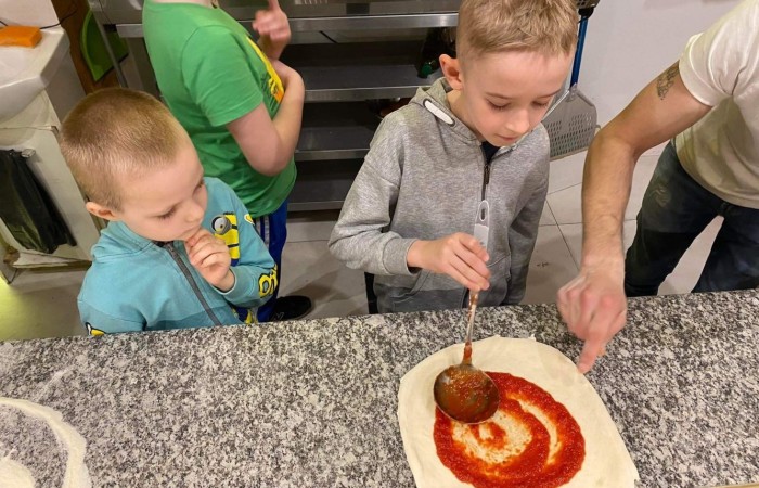 W dniu 22 kwietnia kasa I B wyjechała na długo wyczekiwaną wycieczkę do Elbląga.

Wizytę zapoczątkowała zabawa w „Parku Piekarczyka”, gdzie dzieci mogły się wyszaleć, zapominając o szkolnej codzienności. Zabawom nie było końca. Po dwóch intensywnie spędzonych godzinach, gdy już wszyscy zgłodnieli, udaliśmy się do położonej nieopodal pizzerii „AMORE MIO”. Uczniowie wcieli się w szefów kuchni, poznając kolejne etapy przygotowania najbardziej znanej włoskiej potrawy. Własnoręcznie wykonane pizze smakowały rewelacyjnie. Wszyscy byli dumni ze swoich kulinarnych „dzieł”.

Najedzeni zwiedziliśmy elbląską starówkę, poznając jej zabytki architektoniczne. Największe  wrażenie wywarła górująca na wszystkimi budynkami  katedra św. Mikołaja.
Zmęczeni ale zadowoleni wróciliśmy do szkoły.