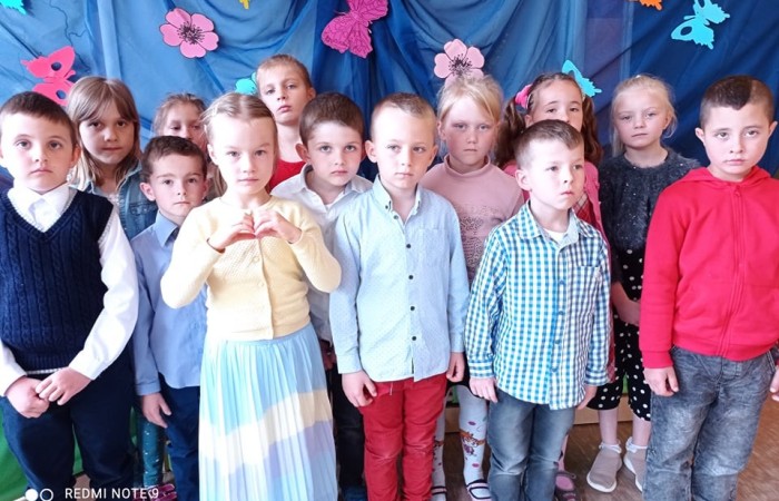 Mama to miękkie ręce. Mama to melodyjny głos, to chuchanie na uderzone miejsce. Mama to samo dobro i sama przyjemność. Coś, co dobrze jest mieć w każdej chwili życia koło siebie, dookoła siebie, gdzieś na horyzoncie. (M. Wańkowicz)

Rodzice są najważniejszymi osobami w życiu dziecka.
26 maja, w naszym przedszkolu panie pomogły dzieciom wyrazić ich miłość do rodziców, organizując Dzień Mamy i Taty.
