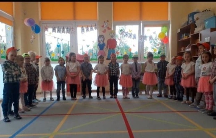 Mama to miękkie ręce. Mama to melodyjny głos, to chuchanie na uderzone miejsce. Mama to samo dobro i sama przyjemność. Coś, co dobrze jest mieć w każdej chwili życia koło siebie, dookoła siebie, gdzieś na horyzoncie. (M. Wańkowicz)

Rodzice są najważniejszymi osobami w życiu dziecka.
26 maja, w naszym przedszkolu panie pomogły dzieciom wyrazić ich miłość do rodziców, organizując Dzień Mamy i Taty.
