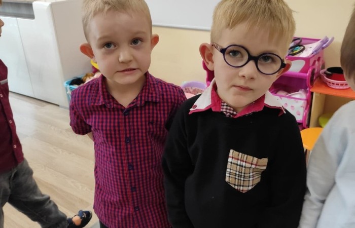 Mama to miękkie ręce. Mama to melodyjny głos, to chuchanie na uderzone miejsce. Mama to samo dobro i sama przyjemność. Coś, co dobrze jest mieć w każdej chwili życia koło siebie, dookoła siebie, gdzieś na horyzoncie. (M. Wańkowicz)

Rodzice są najważniejszymi osobami w życiu dziecka.
26 maja, w naszym przedszkolu panie pomogły dzieciom wyrazić ich miłość do rodziców, organizując Dzień Mamy i Taty.
