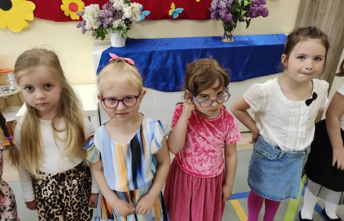 Mama to miękkie ręce. Mama to melodyjny głos, to chuchanie na uderzone miejsce. Mama to samo dobro i sama przyjemność. Coś, co dobrze jest mieć w każdej chwili życia koło siebie, dookoła siebie, gdzieś na horyzoncie. (M. Wańkowicz)

Rodzice są najważniejszymi osobami w życiu dziecka.
26 maja, w naszym przedszkolu panie pomogły dzieciom wyrazić ich miłość do rodziców, organizując Dzień Mamy i Taty.
