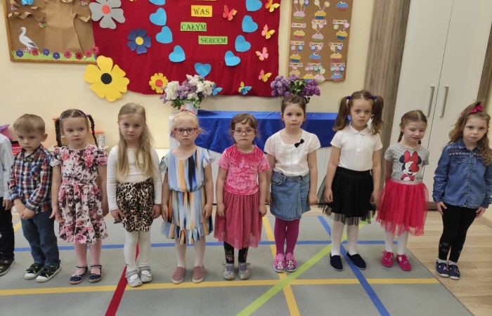 Mama to miękkie ręce. Mama to melodyjny głos, to chuchanie na uderzone miejsce. Mama to samo dobro i sama przyjemność. Coś, co dobrze jest mieć w każdej chwili życia koło siebie, dookoła siebie, gdzieś na horyzoncie. (M. Wańkowicz)

Rodzice są najważniejszymi osobami w życiu dziecka.
26 maja, w naszym przedszkolu panie pomogły dzieciom wyrazić ich miłość do rodziców, organizując Dzień Mamy i Taty.
