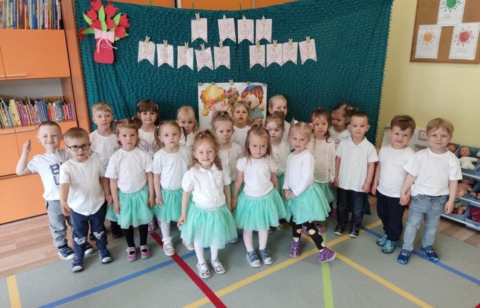 Mama to miękkie ręce. Mama to melodyjny głos, to chuchanie na uderzone miejsce. Mama to samo dobro i sama przyjemność. Coś, co dobrze jest mieć w każdej chwili życia koło siebie, dookoła siebie, gdzieś na horyzoncie. (M. Wańkowicz)

Rodzice są najważniejszymi osobami w życiu dziecka.
26 maja, w naszym przedszkolu panie pomogły dzieciom wyrazić ich miłość do rodziców, organizując Dzień Mamy i Taty.
