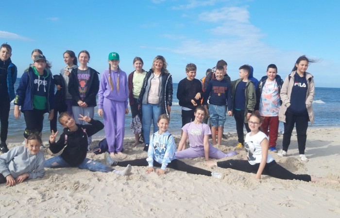 Dnia 31 maja klasa VI a wraz z wychowawcą wyruszyła w podróż do Łeby. Uczniowie pierwszego dnia wycieczki zwiedzili Słowiński Park Narodowy. Pogoda tego dnia nie nie sprzyjała pieszym wędrówkom. Jednak ta niedogodność nie zniechęciła uczestników do zwiedzania wydm i podziwiania morskich krajobrazów. Tego dnia uczniowie mieli również zorganizowane ognisko oraz dyskotekę.
1 czerwca z okazji Dnia Dziecka klasa VI a pojechała do pobliskiego parku rozrywki w Sarbsku. W Sea Parku uczestnicy wycieczki podziwiali niezwykłe umiejętności uchatek kalifornijskich, które wystąpiły w przedstawieniu teatralnym o zaginionym skarbie. Poza tym uczniowie korzystali z innych atrakcji parku.
Morską przygodę uczniowie zakończyli w Ośrodku Kolonijnym ,,Ania, w którym spędzili niezapomniane chwile. Wyjazd do Łeby pozostanie na długo w pamięci uczestników.