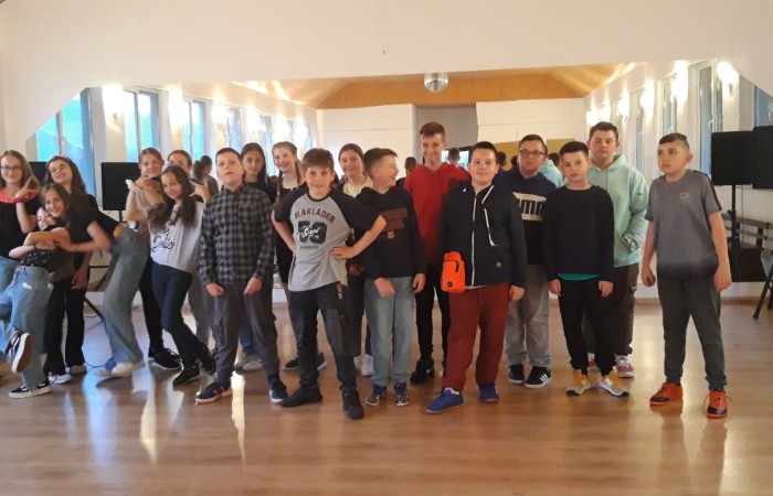 Dnia 31 maja klasa VI a wraz z wychowawcą wyruszyła w podróż do Łeby. Uczniowie pierwszego dnia wycieczki zwiedzili Słowiński Park Narodowy. Pogoda tego dnia nie nie sprzyjała pieszym wędrówkom. Jednak ta niedogodność nie zniechęciła uczestników do zwiedzania wydm i podziwiania morskich krajobrazów. Tego dnia uczniowie mieli również zorganizowane ognisko oraz dyskotekę.
1 czerwca z okazji Dnia Dziecka klasa VI a pojechała do pobliskiego parku rozrywki w Sarbsku. W Sea Parku uczestnicy wycieczki podziwiali niezwykłe umiejętności uchatek kalifornijskich, które wystąpiły w przedstawieniu teatralnym o zaginionym skarbie. Poza tym uczniowie korzystali z innych atrakcji parku.
Morską przygodę uczniowie zakończyli w Ośrodku Kolonijnym ,,Ania, w którym spędzili niezapomniane chwile. Wyjazd do Łeby pozostanie na długo w pamięci uczestników.