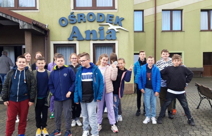 Dnia 31 maja klasa VI a wraz z wychowawcą wyruszyła w podróż do Łeby. Uczniowie pierwszego dnia wycieczki zwiedzili Słowiński Park Narodowy. Pogoda tego dnia nie nie sprzyjała pieszym wędrówkom. Jednak ta niedogodność nie zniechęciła uczestników do zwiedzania wydm i podziwiania morskich krajobrazów. Tego dnia uczniowie mieli również zorganizowane ognisko oraz dyskotekę.
1 czerwca z okazji Dnia Dziecka klasa VI a pojechała do pobliskiego parku rozrywki w Sarbsku. W Sea Parku uczestnicy wycieczki podziwiali niezwykłe umiejętności uchatek kalifornijskich, które wystąpiły w przedstawieniu teatralnym o zaginionym skarbie. Poza tym uczniowie korzystali z innych atrakcji parku.
Morską przygodę uczniowie zakończyli w Ośrodku Kolonijnym ,,Ania, w którym spędzili niezapomniane chwile. Wyjazd do Łeby pozostanie na długo w pamięci uczestników.