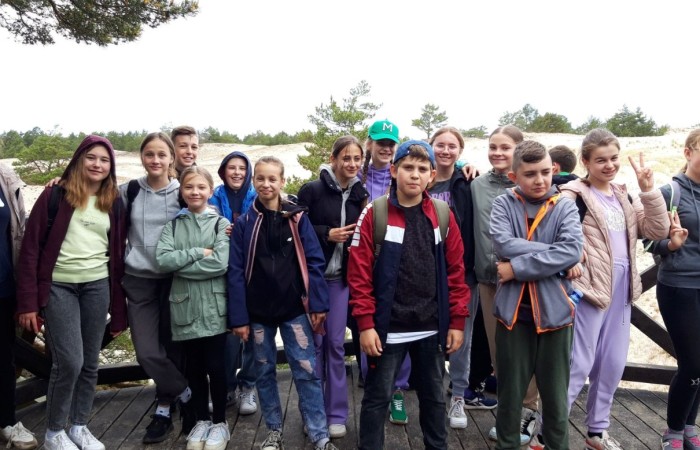 Dnia 31 maja klasa VI a wraz z wychowawcą wyruszyła w podróż do Łeby. Uczniowie pierwszego dnia wycieczki zwiedzili Słowiński Park Narodowy. Pogoda tego dnia nie nie sprzyjała pieszym wędrówkom. Jednak ta niedogodność nie zniechęciła uczestników do zwiedzania wydm i podziwiania morskich krajobrazów. Tego dnia uczniowie mieli również zorganizowane ognisko oraz dyskotekę.
1 czerwca z okazji Dnia Dziecka klasa VI a pojechała do pobliskiego parku rozrywki w Sarbsku. W Sea Parku uczestnicy wycieczki podziwiali niezwykłe umiejętności uchatek kalifornijskich, które wystąpiły w przedstawieniu teatralnym o zaginionym skarbie. Poza tym uczniowie korzystali z innych atrakcji parku.
Morską przygodę uczniowie zakończyli w Ośrodku Kolonijnym ,,Ania, w którym spędzili niezapomniane chwile. Wyjazd do Łeby pozostanie na długo w pamięci uczestników.