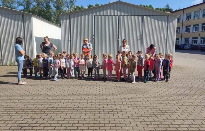 W trosce o poprawę bezpieczeństwa dzieci w naszym przedszkolu w dniu 03 czerwca zostały przeprowadzone praktyczne ćwiczenia ewakuacji pracowników i przedszkolaków z budynku przedszkola. Celem akcji było nabywanie przez dzieci umiejętności właściwych zachowań w sytuacji zagrożenia, zapoznanie ich z zasadami bezpiecznej ewakuacji – szybkiej, zorganizowanej i pozbawionej elementów paniki.  Zapoznanie personelu i dzieci z praktycznym prowadzeniem ewakuacji osób przebywających w budynku.
Zakres i przebieg działań został uzgodniony z Komendantem Państwowej Straży Pożarnej w Pasłęku. W ćwiczeniach wzięły udział przedszkolaki z naszego przedszkola, personel oraz strażacy. Cała akcja przebiegała sprawnie i bez zakłóceń. Na kilka minut wszystkie sale przedszkolne i pomieszczenia administracyjno - gospodarcze pozostały puste. Wszystkie dzieci bardzo sprawnie, bezpiecznie i szybko opuściły budynek.
Na umówiony sygnał dźwiękowy zgodnie z Procedurą ewakuacji wszyscy opuścili budynek przedszkola wyjściami ewakuacyjnymi.
