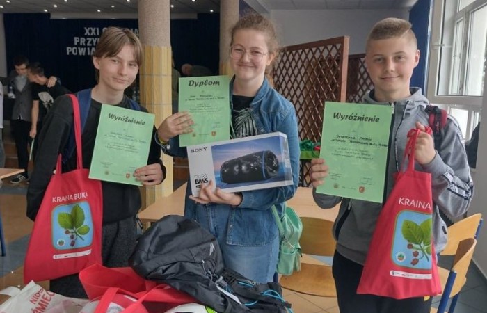 W dniu wczorajszym, t.j. 08 czerwca, drużyna naszej szkoły, w składzie: Ania Makowska, Sebastian Machnio i Krzysztof Kuryło (uczniowie klasy VIIb), odniosła sukces podczas XXI Olimpiady Wiedzy o Powiecie Elbląskim „Historia i Przyroda Powiatu Elbląskiego”. 