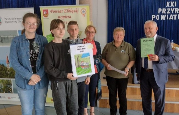 W dniu wczorajszym, t.j. 08 czerwca, drużyna naszej szkoły, w składzie: Ania Makowska, Sebastian Machnio i Krzysztof Kuryło (uczniowie klasy VIIb), odniosła sukces podczas XXI Olimpiady Wiedzy o Powiecie Elbląskim „Historia i Przyroda Powiatu Elbląskiego”. 