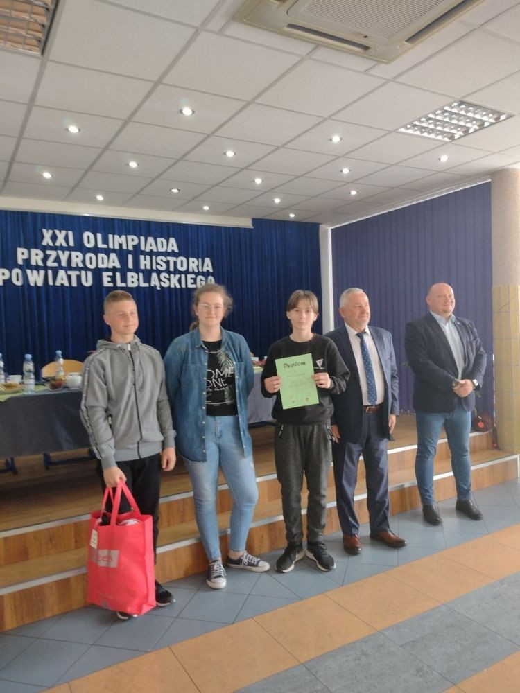 W dniu wczorajszym, t.j. 08 czerwca, drużyna naszej szkoły, w składzie: Ania Makowska, Sebastian Machnio i Krzysztof Kuryło (uczniowie klasy VIIb), odniosła sukces podczas XXI Olimpiady Wiedzy o Powiecie Elbląskim „Historia i Przyroda Powiatu Elbląskiego”. 