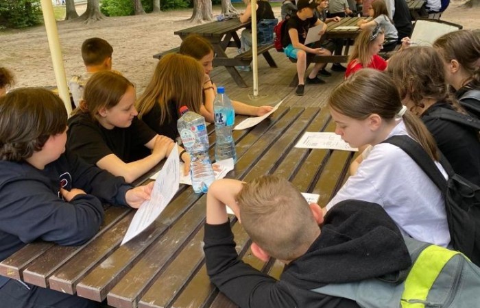 W poniedziałek 6 czerwca 2022 r. uczniowie z klasy Va i Vb  byli na wycieczce w Ośrodku KULKA. Jest to wymarzone miejsce dla tych, którzy uwielbiają dobrą zabawę i wypoczynek w otoczeniu natury, nad pięknym jeziorem Łęsk. Jednym z punktów programu był park linowy. Piątoklasiści bez problemu pokonali dwa tory, które wymagały zręczności i uwagi. Było kodowanie według klucza ENIGMA, strzelanie z łuków oraz granie w popularne na świecie gry zręcznościowe. Był czas na lody, słodkie przekąski oraz odpoczynek w promieniach ciepłego słońca.