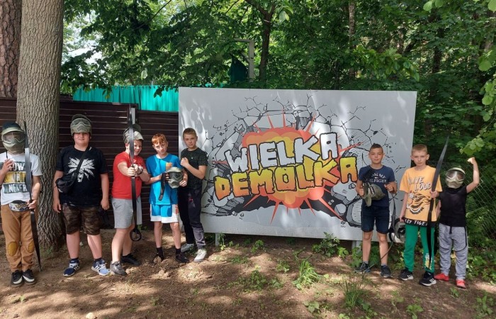 W poniedziałek 6 czerwca 2022 r. uczniowie z klasy Va i Vb  byli na wycieczce w Ośrodku KULKA. Jest to wymarzone miejsce dla tych, którzy uwielbiają dobrą zabawę i wypoczynek w otoczeniu natury, nad pięknym jeziorem Łęsk. Jednym z punktów programu był park linowy. Piątoklasiści bez problemu pokonali dwa tory, które wymagały zręczności i uwagi. Było kodowanie według klucza ENIGMA, strzelanie z łuków oraz granie w popularne na świecie gry zręcznościowe. Był czas na lody, słodkie przekąski oraz odpoczynek w promieniach ciepłego słońca.