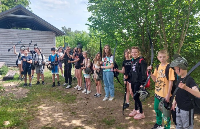 W poniedziałek 6 czerwca 2022 r. uczniowie z klasy Va i Vb  byli na wycieczce w Ośrodku KULKA. Jest to wymarzone miejsce dla tych, którzy uwielbiają dobrą zabawę i wypoczynek w otoczeniu natury, nad pięknym jeziorem Łęsk. Jednym z punktów programu był park linowy. Piątoklasiści bez problemu pokonali dwa tory, które wymagały zręczności i uwagi. Było kodowanie według klucza ENIGMA, strzelanie z łuków oraz granie w popularne na świecie gry zręcznościowe. Był czas na lody, słodkie przekąski oraz odpoczynek w promieniach ciepłego słońca.