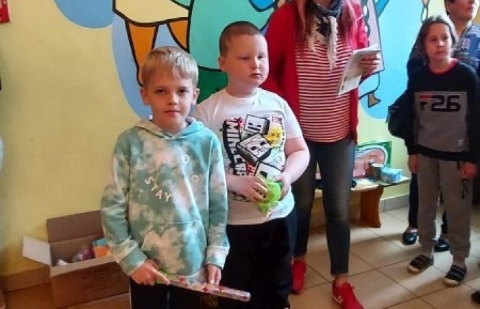            1 czerwca na całym świecie dzieci mają swoje święto. W naszej szkole to również był niezwykły dzień. Na dzieci czekało mnóstwo atrakcji: wspólne zabawy, malowanie twarzy, kawiarenka, autoportret na balonie, pyszna wata cukrowa. Najwięcej emocji wśród naszych uczniów wywołały konkurencje sportowe. Sprawdzały swoje siły w drużynach podczas biegu kelnera, marszu w stópkach oraz skacząc na piłkach. Z ogromną przyjemnością pokonywały również tory przeszkód. W trakcie obchodów Dnia Dziecka zostały  wręczone nagrody za konkurs plastyczny, pt. „Nie czas na nudę” oraz ekologiczny.  Wszystkie klasy miały również możliwość sprawdzenia swoich sił w ciekawych grach planszowych.
Tego dnia uśmiech nie schodził z dziecięcych twarzy. :)      
