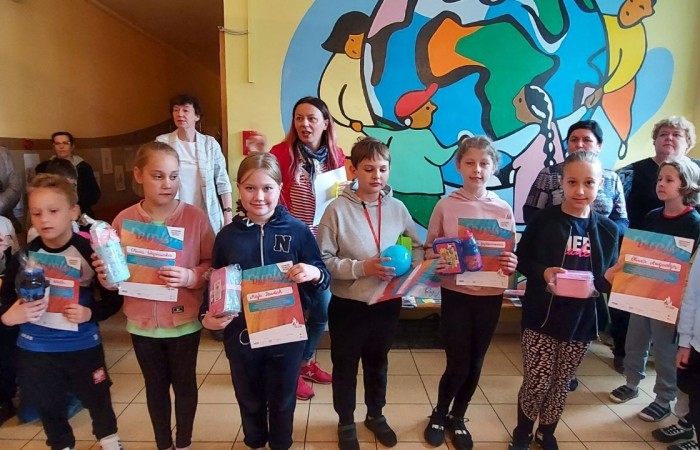            1 czerwca na całym świecie dzieci mają swoje święto. W naszej szkole to również był niezwykły dzień. Na dzieci czekało mnóstwo atrakcji: wspólne zabawy, malowanie twarzy, kawiarenka, autoportret na balonie, pyszna wata cukrowa. Najwięcej emocji wśród naszych uczniów wywołały konkurencje sportowe. Sprawdzały swoje siły w drużynach podczas biegu kelnera, marszu w stópkach oraz skacząc na piłkach. Z ogromną przyjemnością pokonywały również tory przeszkód. W trakcie obchodów Dnia Dziecka zostały  wręczone nagrody za konkurs plastyczny, pt. „Nie czas na nudę” oraz ekologiczny.  Wszystkie klasy miały również możliwość sprawdzenia swoich sił w ciekawych grach planszowych.
Tego dnia uśmiech nie schodził z dziecięcych twarzy. :)      
