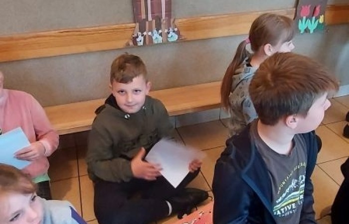            1 czerwca na całym świecie dzieci mają swoje święto. W naszej szkole to również był niezwykły dzień. Na dzieci czekało mnóstwo atrakcji: wspólne zabawy, malowanie twarzy, kawiarenka, autoportret na balonie, pyszna wata cukrowa. Najwięcej emocji wśród naszych uczniów wywołały konkurencje sportowe. Sprawdzały swoje siły w drużynach podczas biegu kelnera, marszu w stópkach oraz skacząc na piłkach. Z ogromną przyjemnością pokonywały również tory przeszkód. W trakcie obchodów Dnia Dziecka zostały  wręczone nagrody za konkurs plastyczny, pt. „Nie czas na nudę” oraz ekologiczny.  Wszystkie klasy miały również możliwość sprawdzenia swoich sił w ciekawych grach planszowych.
Tego dnia uśmiech nie schodził z dziecięcych twarzy. :)      
