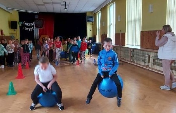            1 czerwca na całym świecie dzieci mają swoje święto. W naszej szkole to również był niezwykły dzień. Na dzieci czekało mnóstwo atrakcji: wspólne zabawy, malowanie twarzy, kawiarenka, autoportret na balonie, pyszna wata cukrowa. Najwięcej emocji wśród naszych uczniów wywołały konkurencje sportowe. Sprawdzały swoje siły w drużynach podczas biegu kelnera, marszu w stópkach oraz skacząc na piłkach. Z ogromną przyjemnością pokonywały również tory przeszkód. W trakcie obchodów Dnia Dziecka zostały  wręczone nagrody za konkurs plastyczny, pt. „Nie czas na nudę” oraz ekologiczny.  Wszystkie klasy miały również możliwość sprawdzenia swoich sił w ciekawych grach planszowych.
Tego dnia uśmiech nie schodził z dziecięcych twarzy. :)      
