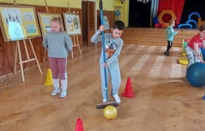            1 czerwca na całym świecie dzieci mają swoje święto. W naszej szkole to również był niezwykły dzień. Na dzieci czekało mnóstwo atrakcji: wspólne zabawy, malowanie twarzy, kawiarenka, autoportret na balonie, pyszna wata cukrowa. Najwięcej emocji wśród naszych uczniów wywołały konkurencje sportowe. Sprawdzały swoje siły w drużynach podczas biegu kelnera, marszu w stópkach oraz skacząc na piłkach. Z ogromną przyjemnością pokonywały również tory przeszkód. W trakcie obchodów Dnia Dziecka zostały  wręczone nagrody za konkurs plastyczny, pt. „Nie czas na nudę” oraz ekologiczny.  Wszystkie klasy miały również możliwość sprawdzenia swoich sił w ciekawych grach planszowych.
Tego dnia uśmiech nie schodził z dziecięcych twarzy. :)      
