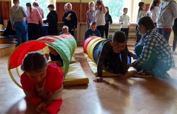            1 czerwca na całym świecie dzieci mają swoje święto. W naszej szkole to również był niezwykły dzień. Na dzieci czekało mnóstwo atrakcji: wspólne zabawy, malowanie twarzy, kawiarenka, autoportret na balonie, pyszna wata cukrowa. Najwięcej emocji wśród naszych uczniów wywołały konkurencje sportowe. Sprawdzały swoje siły w drużynach podczas biegu kelnera, marszu w stópkach oraz skacząc na piłkach. Z ogromną przyjemnością pokonywały również tory przeszkód. W trakcie obchodów Dnia Dziecka zostały  wręczone nagrody za konkurs plastyczny, pt. „Nie czas na nudę” oraz ekologiczny.  Wszystkie klasy miały również możliwość sprawdzenia swoich sił w ciekawych grach planszowych.
Tego dnia uśmiech nie schodził z dziecięcych twarzy. :)      
