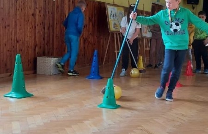            1 czerwca na całym świecie dzieci mają swoje święto. W naszej szkole to również był niezwykły dzień. Na dzieci czekało mnóstwo atrakcji: wspólne zabawy, malowanie twarzy, kawiarenka, autoportret na balonie, pyszna wata cukrowa. Najwięcej emocji wśród naszych uczniów wywołały konkurencje sportowe. Sprawdzały swoje siły w drużynach podczas biegu kelnera, marszu w stópkach oraz skacząc na piłkach. Z ogromną przyjemnością pokonywały również tory przeszkód. W trakcie obchodów Dnia Dziecka zostały  wręczone nagrody za konkurs plastyczny, pt. „Nie czas na nudę” oraz ekologiczny.  Wszystkie klasy miały również możliwość sprawdzenia swoich sił w ciekawych grach planszowych.
Tego dnia uśmiech nie schodził z dziecięcych twarzy. :)      
