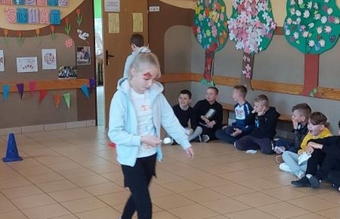            1 czerwca na całym świecie dzieci mają swoje święto. W naszej szkole to również był niezwykły dzień. Na dzieci czekało mnóstwo atrakcji: wspólne zabawy, malowanie twarzy, kawiarenka, autoportret na balonie, pyszna wata cukrowa. Najwięcej emocji wśród naszych uczniów wywołały konkurencje sportowe. Sprawdzały swoje siły w drużynach podczas biegu kelnera, marszu w stópkach oraz skacząc na piłkach. Z ogromną przyjemnością pokonywały również tory przeszkód. W trakcie obchodów Dnia Dziecka zostały  wręczone nagrody za konkurs plastyczny, pt. „Nie czas na nudę” oraz ekologiczny.  Wszystkie klasy miały również możliwość sprawdzenia swoich sił w ciekawych grach planszowych.
Tego dnia uśmiech nie schodził z dziecięcych twarzy. :)      
