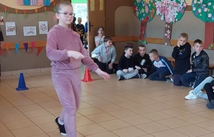            1 czerwca na całym świecie dzieci mają swoje święto. W naszej szkole to również był niezwykły dzień. Na dzieci czekało mnóstwo atrakcji: wspólne zabawy, malowanie twarzy, kawiarenka, autoportret na balonie, pyszna wata cukrowa. Najwięcej emocji wśród naszych uczniów wywołały konkurencje sportowe. Sprawdzały swoje siły w drużynach podczas biegu kelnera, marszu w stópkach oraz skacząc na piłkach. Z ogromną przyjemnością pokonywały również tory przeszkód. W trakcie obchodów Dnia Dziecka zostały  wręczone nagrody za konkurs plastyczny, pt. „Nie czas na nudę” oraz ekologiczny.  Wszystkie klasy miały również możliwość sprawdzenia swoich sił w ciekawych grach planszowych.
Tego dnia uśmiech nie schodził z dziecięcych twarzy. :)      
