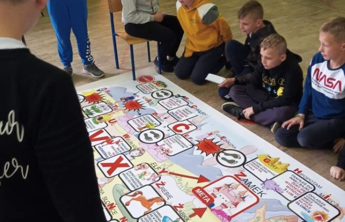            1 czerwca na całym świecie dzieci mają swoje święto. W naszej szkole to również był niezwykły dzień. Na dzieci czekało mnóstwo atrakcji: wspólne zabawy, malowanie twarzy, kawiarenka, autoportret na balonie, pyszna wata cukrowa. Najwięcej emocji wśród naszych uczniów wywołały konkurencje sportowe. Sprawdzały swoje siły w drużynach podczas biegu kelnera, marszu w stópkach oraz skacząc na piłkach. Z ogromną przyjemnością pokonywały również tory przeszkód. W trakcie obchodów Dnia Dziecka zostały  wręczone nagrody za konkurs plastyczny, pt. „Nie czas na nudę” oraz ekologiczny.  Wszystkie klasy miały również możliwość sprawdzenia swoich sił w ciekawych grach planszowych.
Tego dnia uśmiech nie schodził z dziecięcych twarzy. :)      
